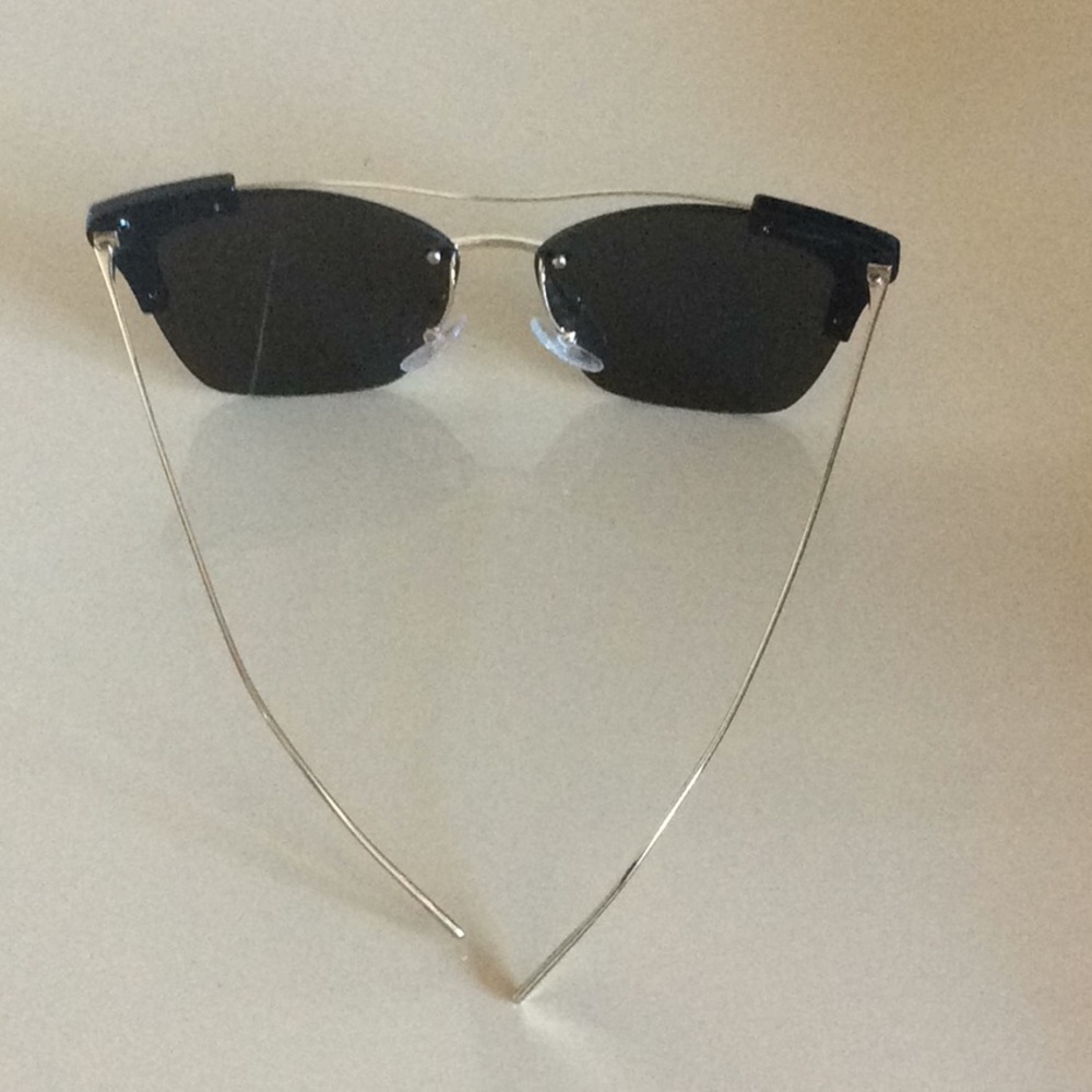 Prada sunglasses - Picture 4 of 5